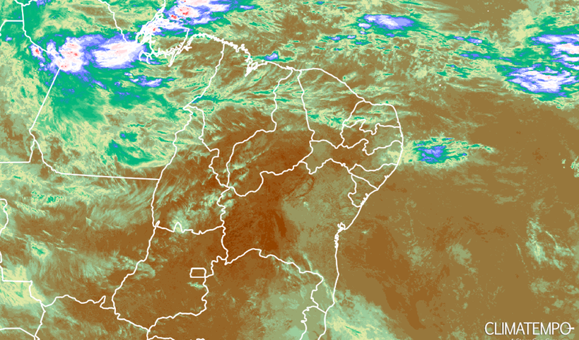 O aglomerado de nuvens perto da costa de PE e da PB é da nova Onda de Leste que deve causar chuva volumosa (Imagem GOES 16, colorização: Climatempo)