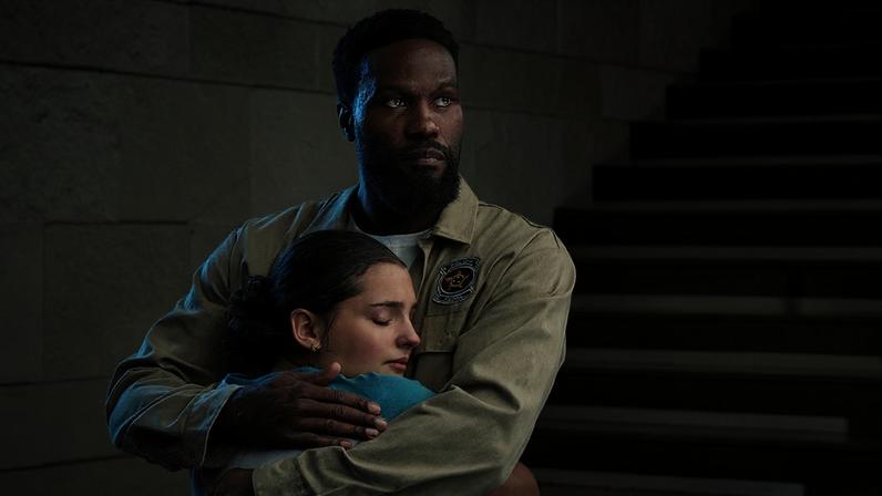Billie Boullet e Yahya Abdul-Mateen II em 'Homem em Chamas', nova série da Netflix