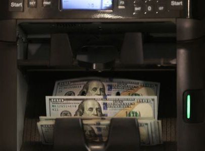 Dólar sobe acima de R$ 5 após notícia sobre Flávio Bolsonaro e Vorcaro