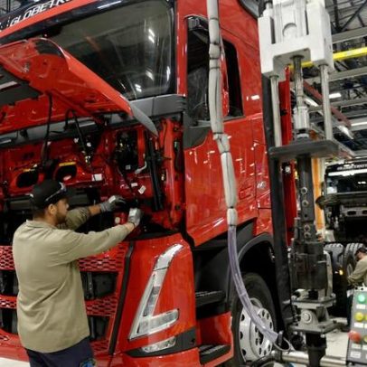 Vendas de caminhões caem em 2026, enquanto elétricos avançam