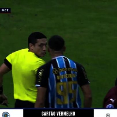 Carlos Vinícius é expulso após reclamação de arbitragem e falta ofensiva