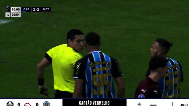 Carlos Vinícius é expulso após reclamação de arbitragem e falta ofensiva