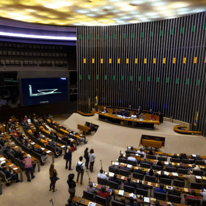 Senadores apresentam PEC para flexibilizar escala 6x1