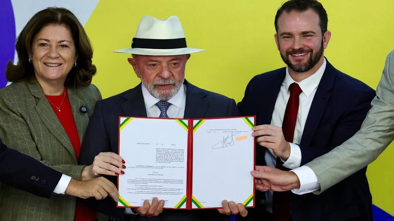Brasília, DF 04/05/2026- O presidente Luiz Inácio Lula da Silva, acompanhado dos ministros da Casa Civil, Miriam Belchior, e da Fazenda, Dário Durigan, durante assintaura da Medida Provisória referente ao Novo Desenrola Brasil. Foto: Fabio Rodrigues-Pozzebom/ Agência Brasil