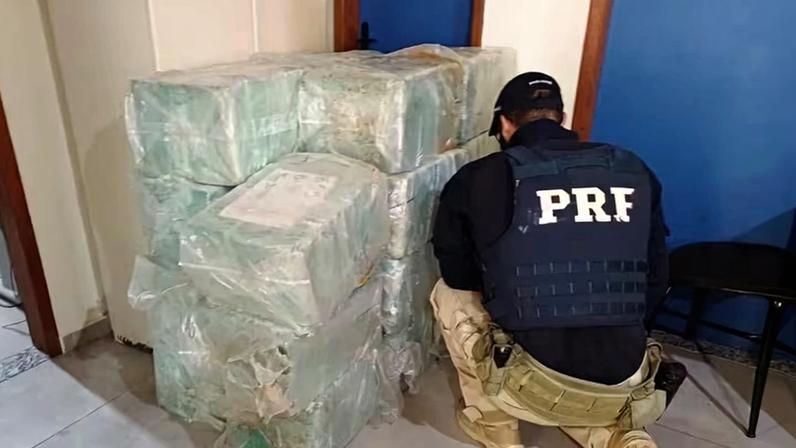 Agentes encontraram droga escondida em meio à carga do caminhão