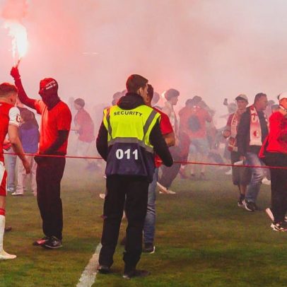 Torcida invade o campo antes do título do clube tcheco, jogo é suspenso