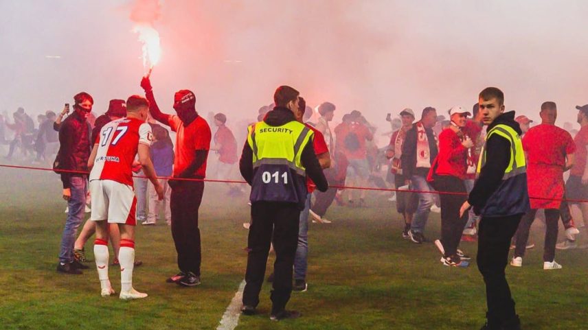 Sinalizadores foram arremessados na direção do setor ocupado pela torcida visitante
