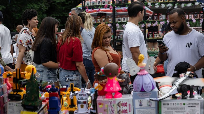 Renda bruta disponível cresceu 4,7% no Brasil em 2025, mas o consumo avançou apenas 1,3%. (Foto: Maira Erlich/Bloomberg)