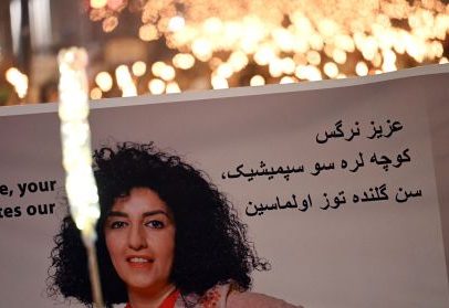 Iraniana vencedora do Nobel da Paz é transferida para hospital em Teerã