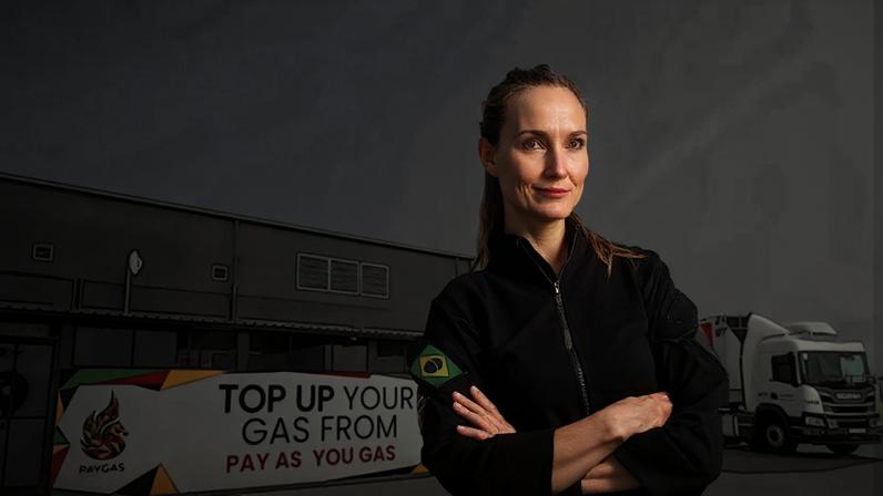 Natália Giampietri, cofundadora da PayGas, em uma das estações de recarga na África do Sul