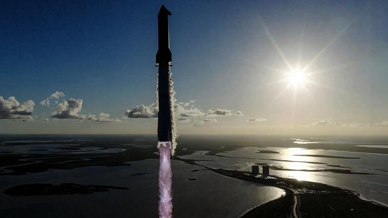 Foto panorâmica mostra decolagem da Nave Starship da Space X de Elon Musk em um dia de céu claro e com a água refletindo as luzes