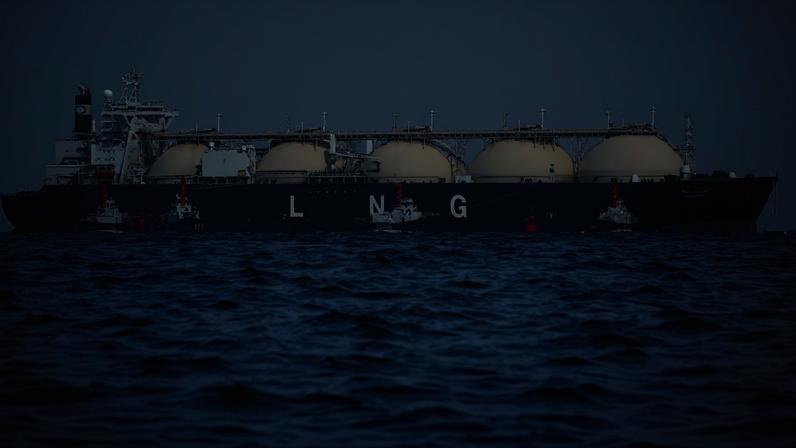 Um navio-tanque de gás natural liquefeito (GNL) é rebocado em direção a uma usina termelétrica em Futtsu, a leste de Tóquio, no Japão - 13/11/2017 (Foto: REUTERS/Issei Kato)