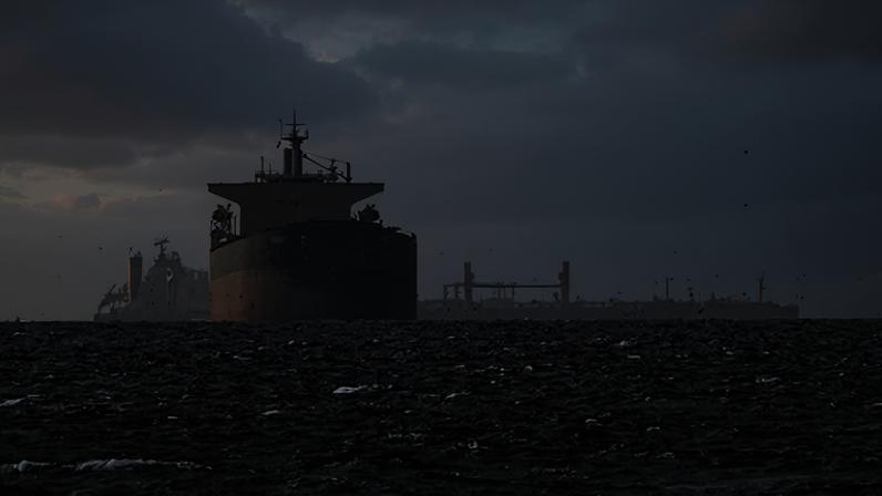 Navios de carga no Golfo, perto do Estreito de Ormuz, em 11 de março de 2026