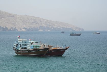 Navios no Estreito de Ormuz em Musandam, Omã 8 de maio de 2026