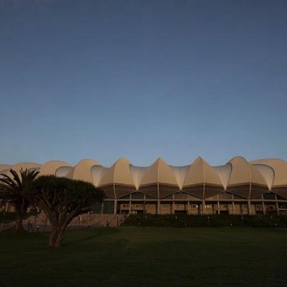 Estádio sul-africano com 46.000 assentos e 36 pétalas na cobertura é recorde