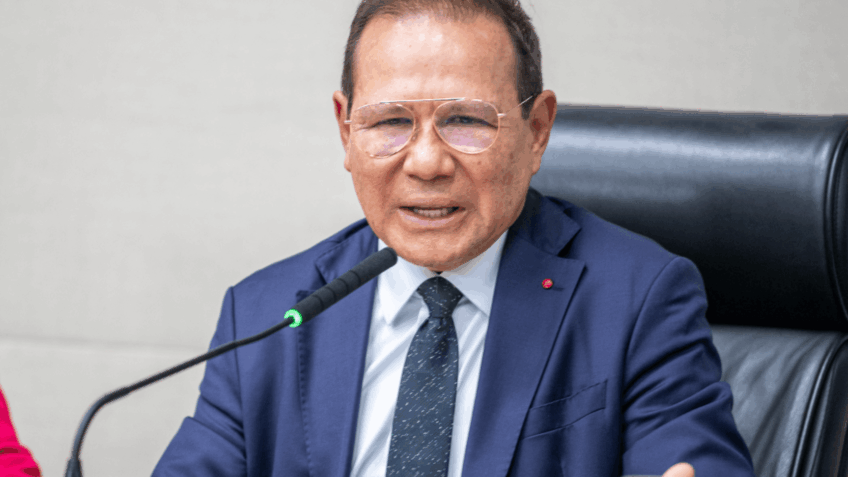 O presidente do BRB, Nelson Antônio de Souza, deve comparecer à audiência de 2 de junho; na imagem, Souza participa de sabatina em novembro de 2025