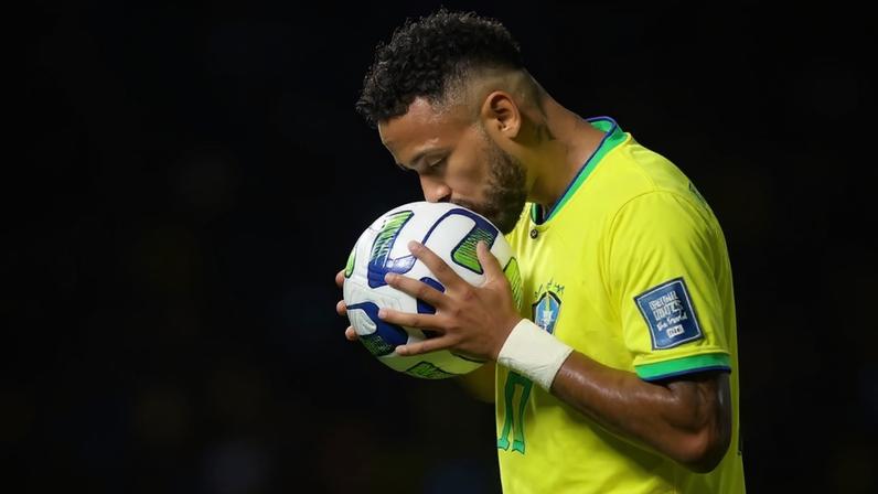 Neymar Jr beija a bola antes de bater pênalti para o Brasil em duelo contra a Bolívia (Foto: Vitor Silva / CBF)