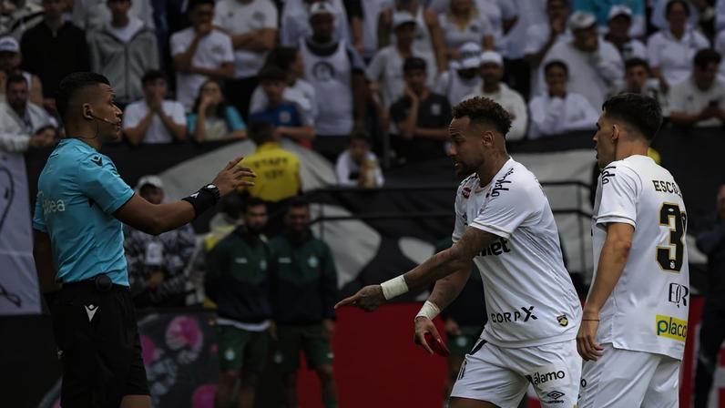 Neymar reclama com a arbitragem durante duelo entre Santos e Coritiba (Foto: Leco Viana/Thenews2/Folhapress)