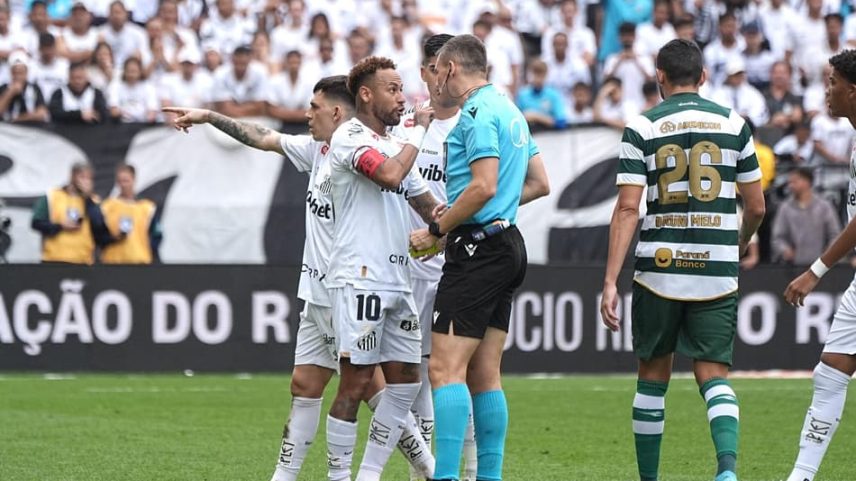 Neymar reclama com a arbitragem durante duelo entre Santos e Coritiba pelo Brasileirão (Foto: Paulo Lopes / BW Press / Folhapress)