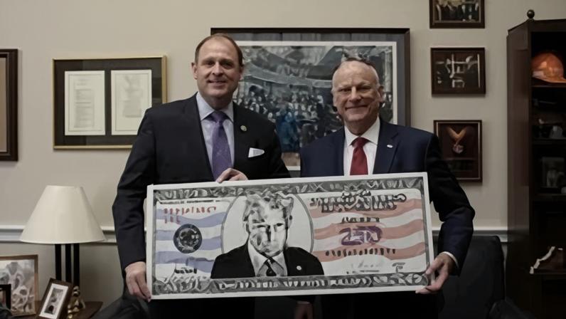 Deputado republicano Andy Barr e o tesoureiro Brandon Beach com um protótipo de uma nota de 250 dólares com o rosto de Donald Trump