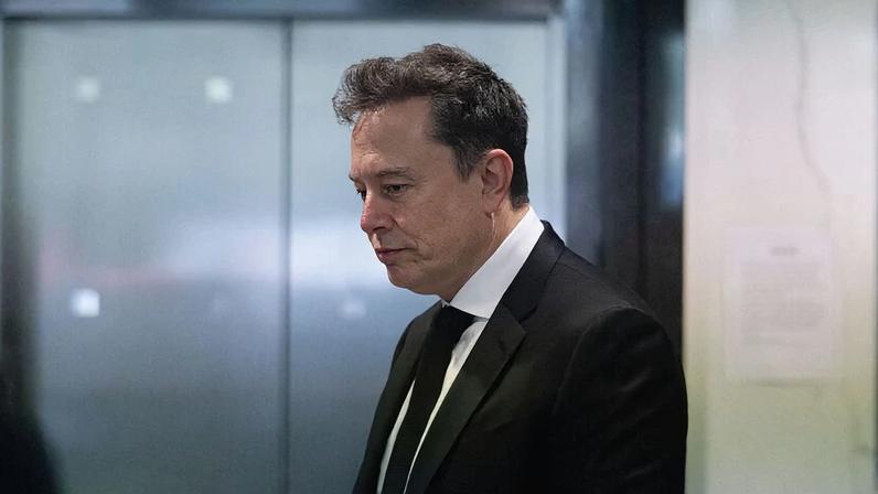 Elon Musk chega ao tribunal para o processo contra a OpenAI no edifício federal Ronald V. Dellums, em 28 de abril de 2026, em Oakland, Califórnia