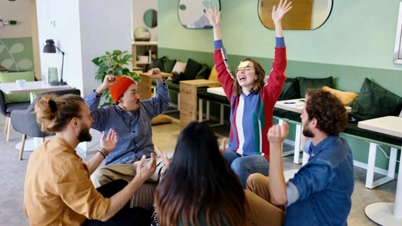 Estudo aponta que vínculos sociais fortes podem ter impacto decisivo na saúde física, cognitiva e emocional ao longo do envelhecimento