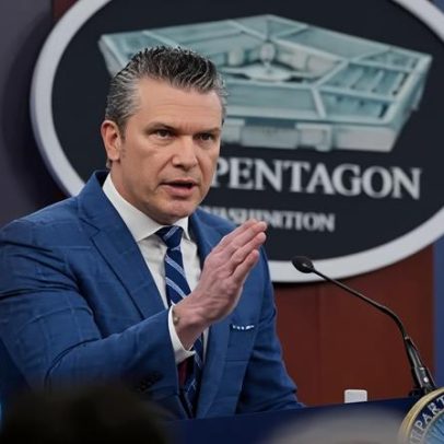 Alegação de Hegseth de envio de tropas a centros de votação é falsa