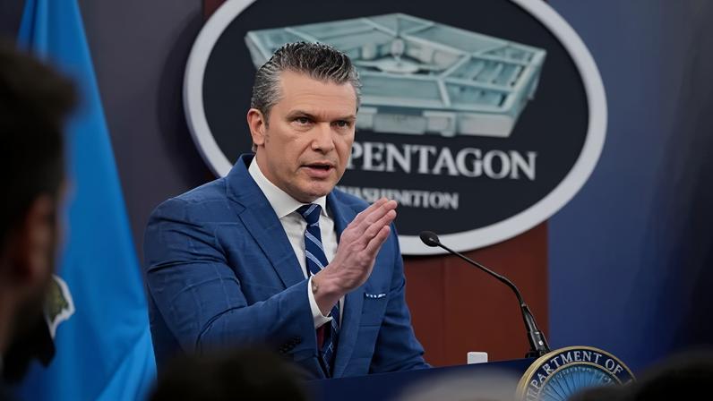 O Secretário de Guerra dos EUA, Pete Hegseth, fala durante uma coletiva de imprensa no Pentágono em 8 de abril de 2026, em Arlington, Virgínia.