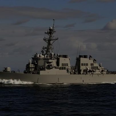 Navio de guerra dos EUA fica sem potência e propulsão por horas