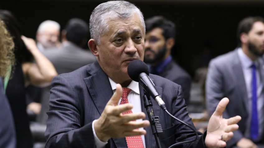 O Brasil dá um passo estratégico rumo ao futuro da mineração, afirma José Guimarães; na imagem, o ministro no plenário da Câmara, quando exercia mandato de deputado federal