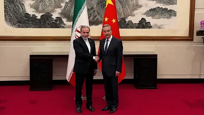 O ministro das Relações Exteriores do Irã, Abbas Araqchi, se reúne com seu homólogo chinês, Wang Yi, em Pequim