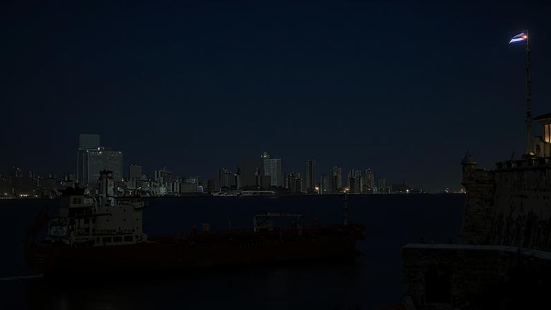 O navio-tanque Ocean Mariner, com bandeira da Libéria, navega pela Baía de Havana, Cuba