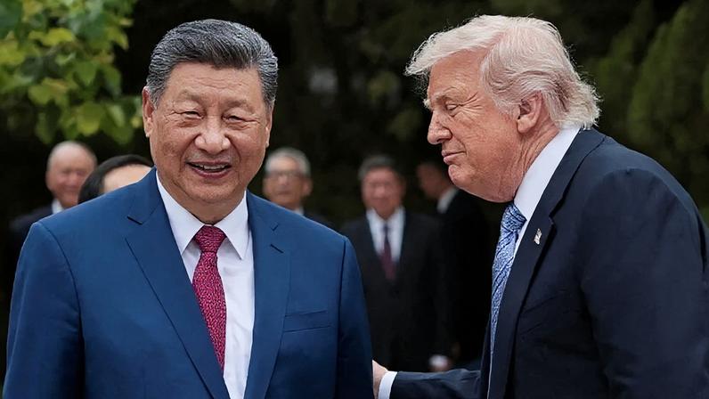 O presidente dos EUA, Donald Trump, fala com o presidente chinês, Xi Jinping, após uma visita ao Jardim Zhongnanhai em Pequim, China