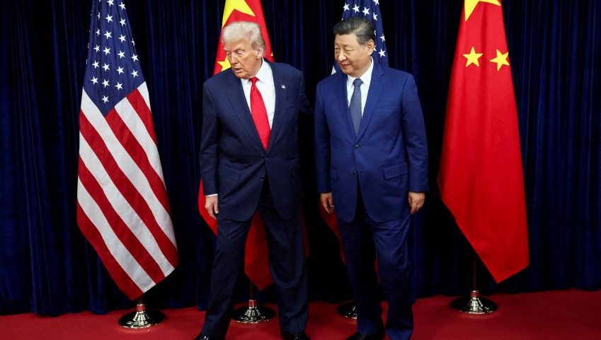 O presidente dos EUA, Donald Trump, se reúne com o presidente chinês, Xi Jinping, à margem da cúpula da APEC, em Busan 30 de outubro de 2025 • Evelyn Hockstein/REUTERS
