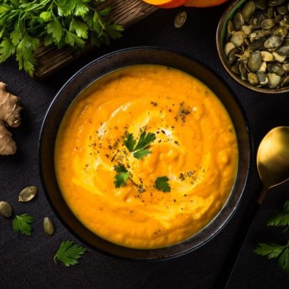 7 receitas low carb de caldos, cremes e sopas para dias frios