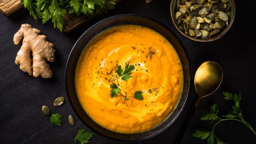 7 receitas de caldos, cremes e sopas low carb para os dias frios
