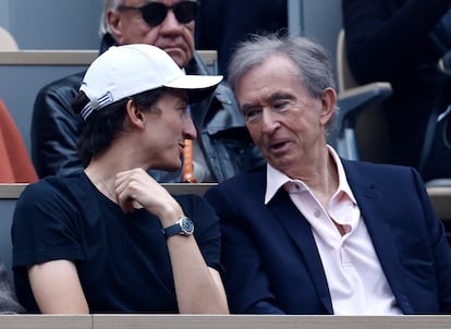 El presidente y CEO de LVMH Moet Hennessy Louis Vuitton, Bernard Arnault y su hijo, Jean Arnault.