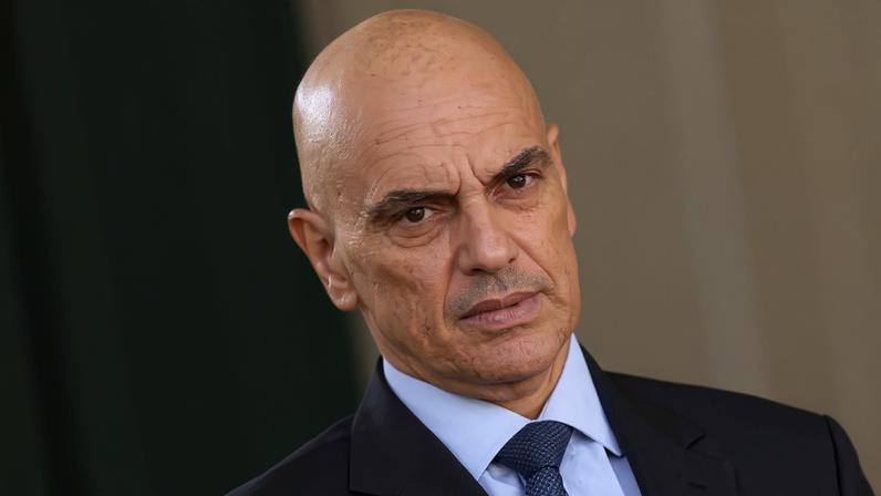 A decisão de Moraes ainda impõe que o profissional deverá passar por vistoria prévia