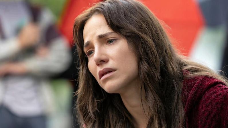 No enterro de Carlos ( Jesuíta Barbosa ), Adriana ( Leticia Colin ) se despede com uma flor