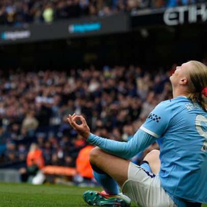 City vence Brentford no segundo tempo e mantém perseguição ao Arsenal