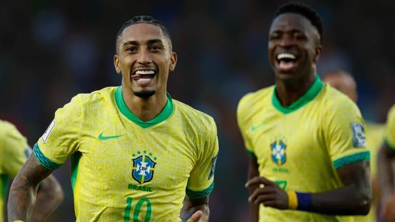 Raphinha e Vinicius Júnior. Ancelotti sabe que o melhor remédio para 'esquecer' Neymar é o Brasil golear