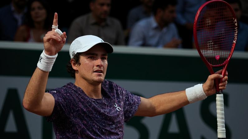 João Fonseca comemora vitória em Roland Garros