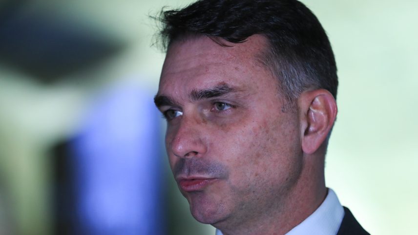 Pré-candidato atravessa uma crise política desencadeada pelo Caso Master