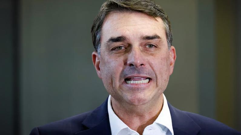 O senador Flávio Bolsonaro ( PL-RJ) viajou aos EUA e teve encontro com Donald Trump
