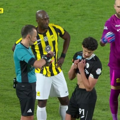 Al Shabab vence Al Ittihad por 3 a 1 com cartão vermelho
