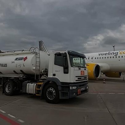 Goldman prevê falta de combustível para aviões até fim do ano se Ormuz não abrir