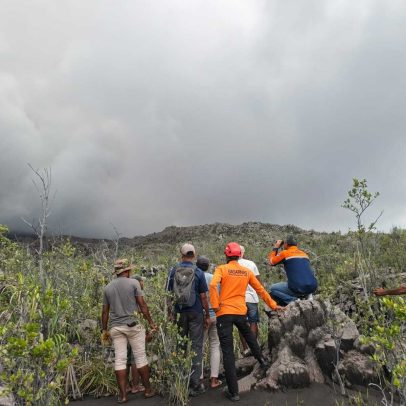 Erupção de vulcão na Indonésia deixa três mortos