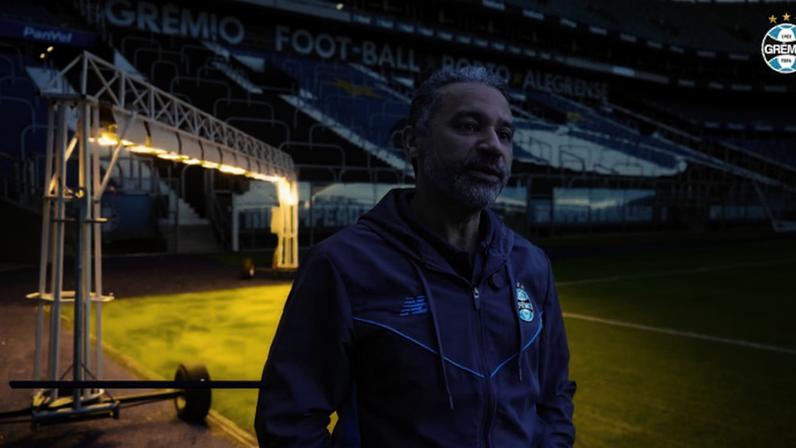 Confira o processo de semeadura da grama de inverno realizado no gramado da Arena do Grêmio.