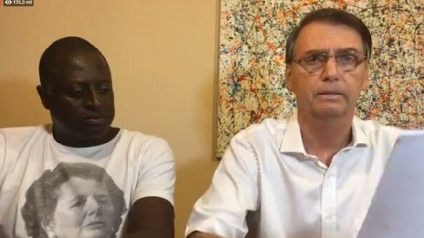 O deputado Hélio Lopes e Jair Bolsonaro durante uma das lives do então presidente enquanto governava o País
