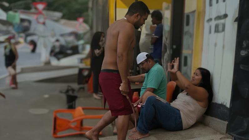 Mulher é chicoteada por homem na porta de bar em Santa Luzia, na Grande BH